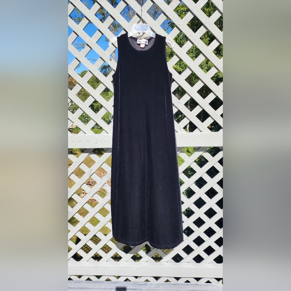 Ronni Nicole Dresses & Skirts - 8p VELOUR black MIDI Dress